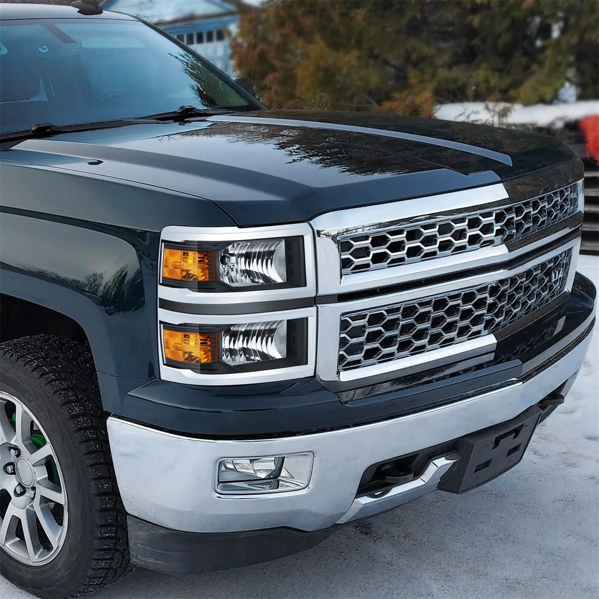 Passenger side Black Halogen headlight close-up for 2014-2015 Chevrolet Silverado 1500