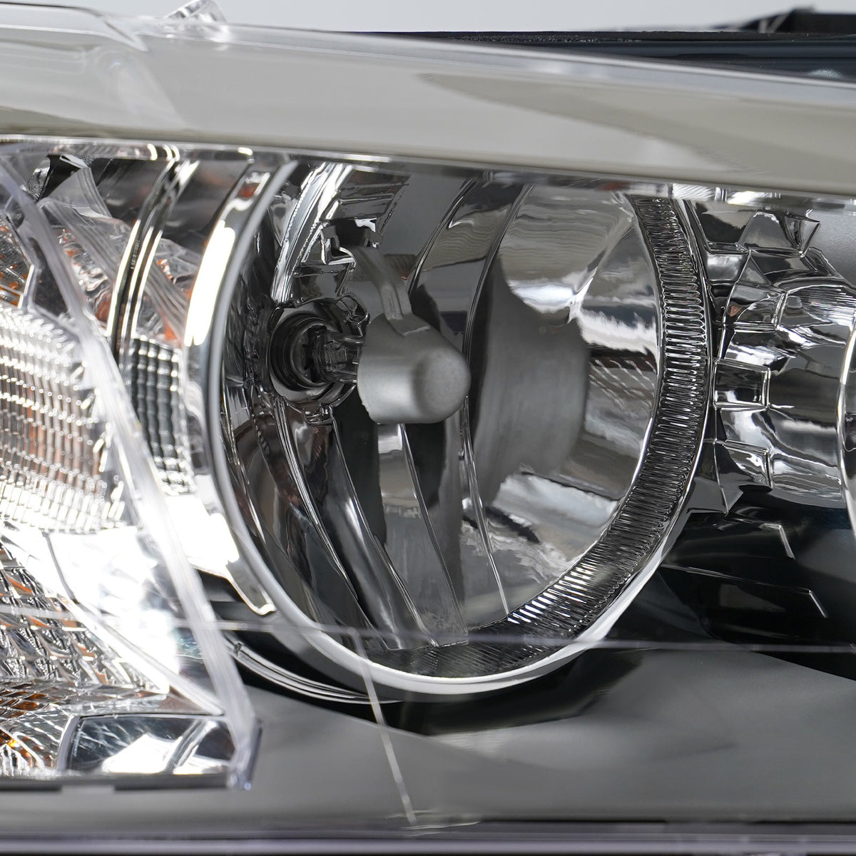 Left halogen headlight lens close-up for 2011-2014 BMW X3 F25