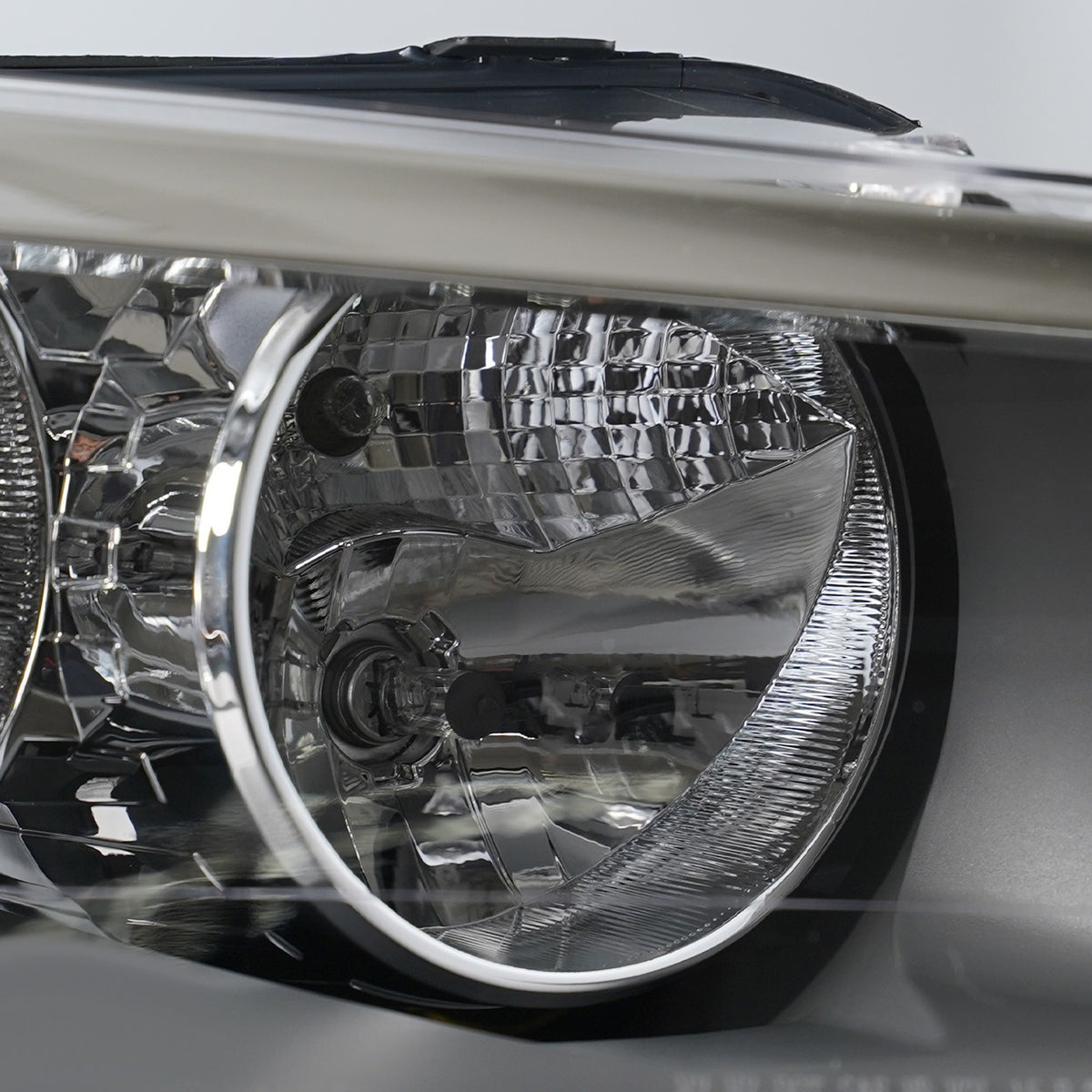 Right halogen headlight lens close-up for 2011-2014 BMW X3 F25
