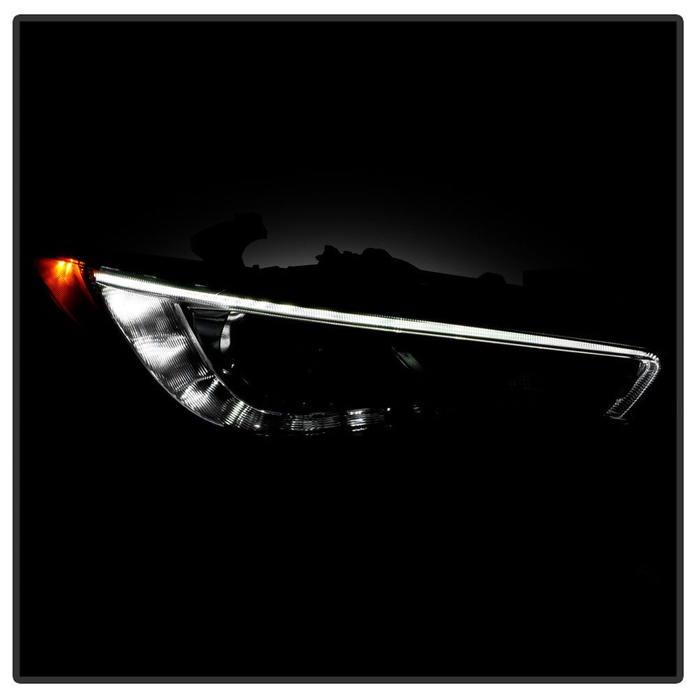 Right HID headlight lens close-up for 2016-2019 Infiniti QX60