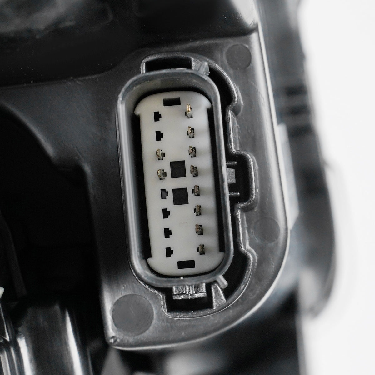 Hid headlight connector close-up for 2014-2016 Jeep Grand Cherokee