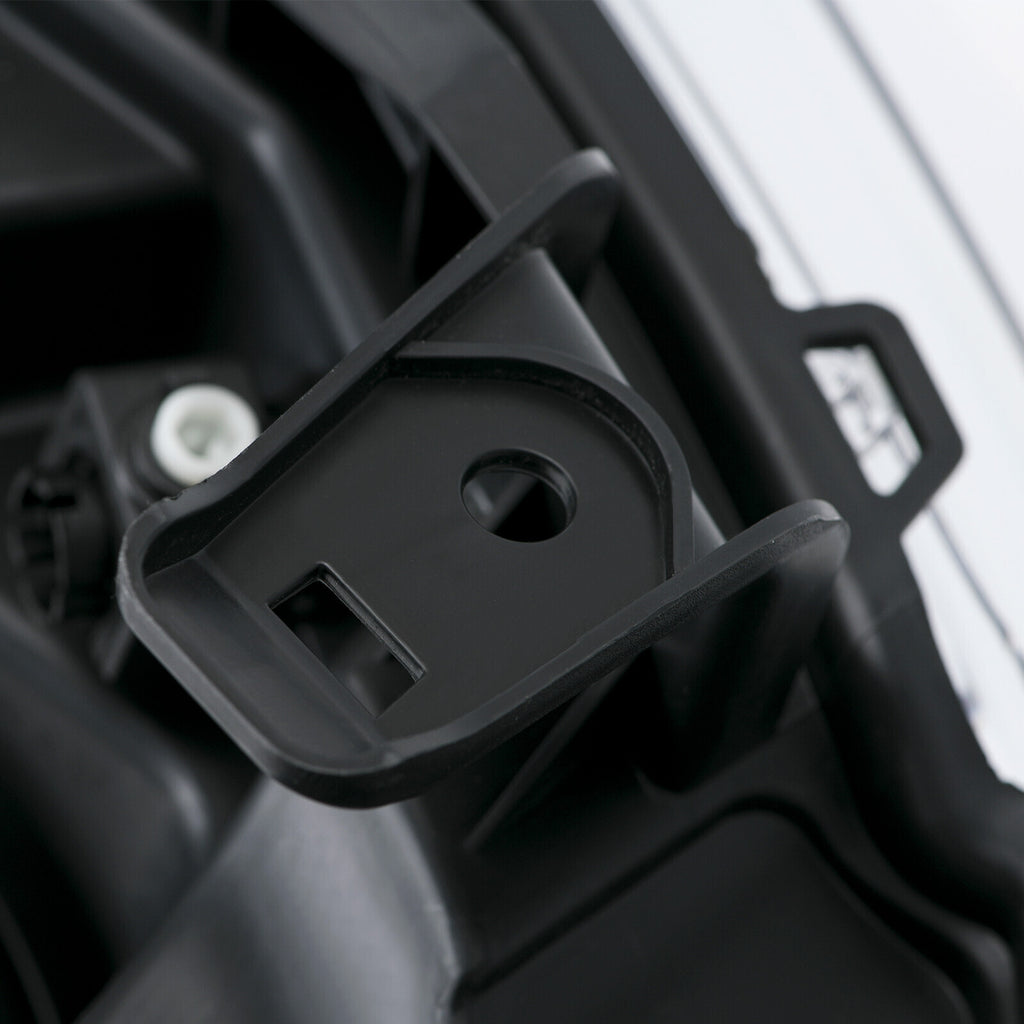 Left halogen headlight lens close-up for 2015-2017 Ford Expedition