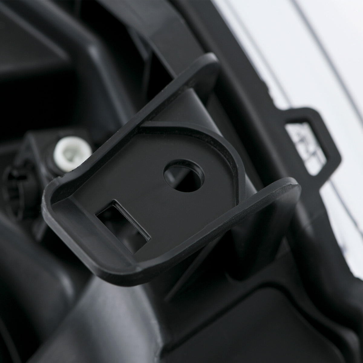 Left halogen headlight lens close-up for 2015-2017 Ford Expedition