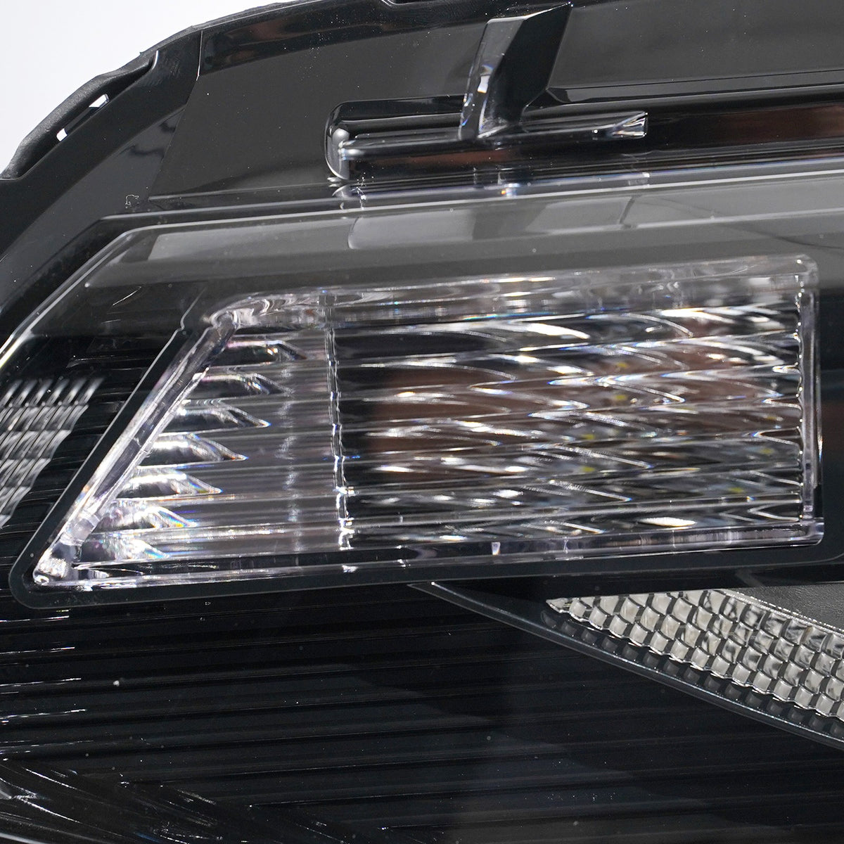 Left halogen projector headlight lens close-up for 2016-2018 Chevy Malibu
