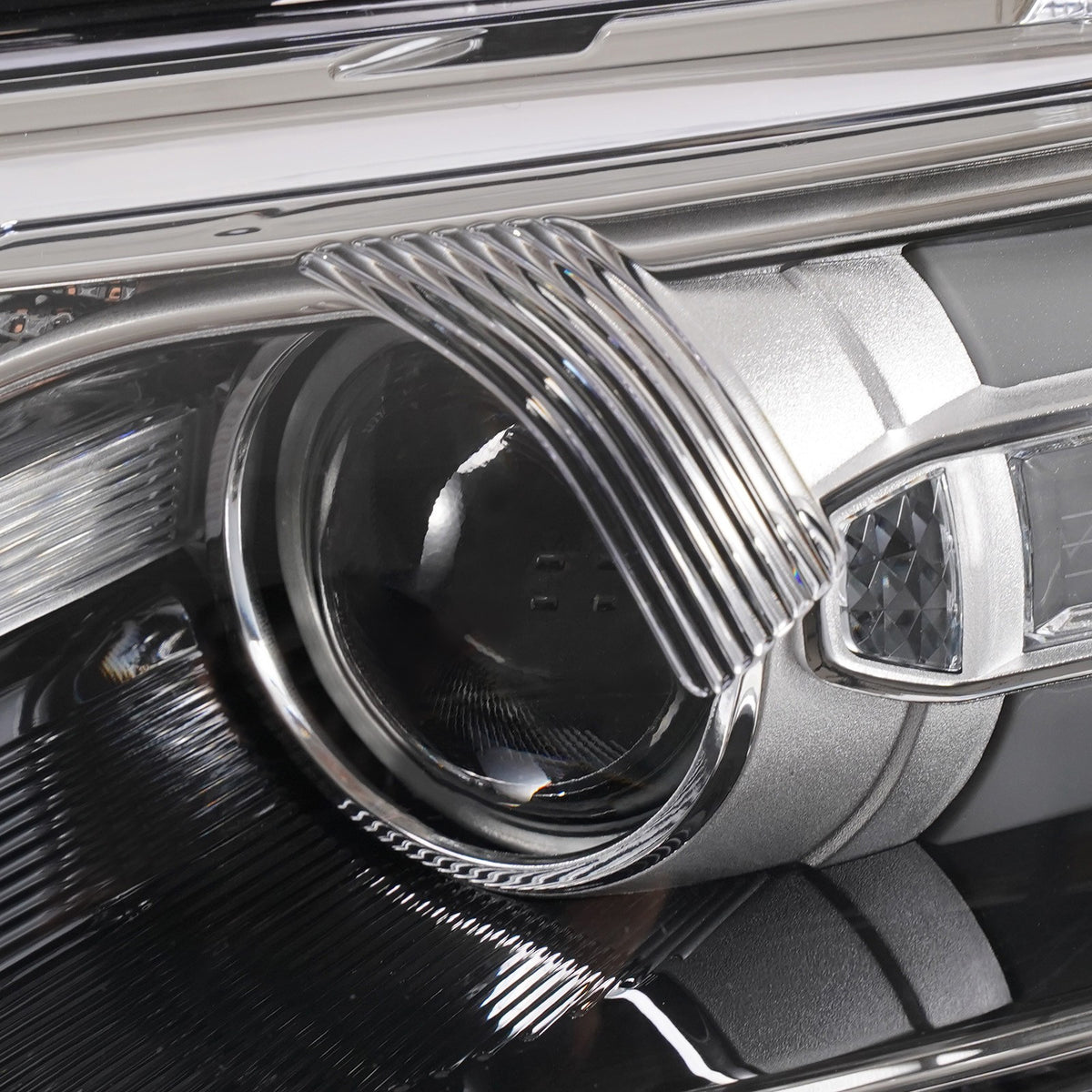 Left halogen projector headlight lens close-up for 2013-2014 Ford Taurus