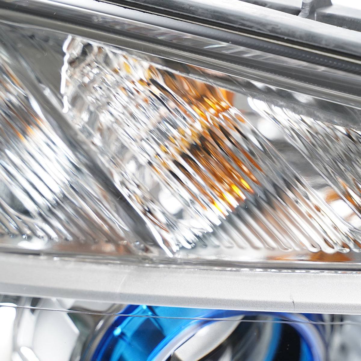 Left halogen headlight lens close-up for 2013-2016 Buick Encore
