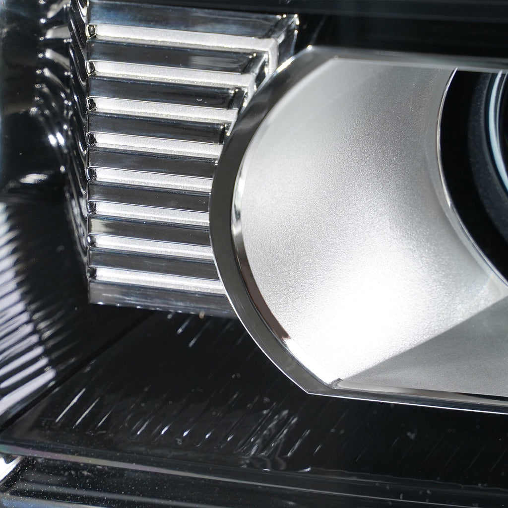 Left halogen projector headlight lens close-up for 2015-2019 GMC Sierra HD