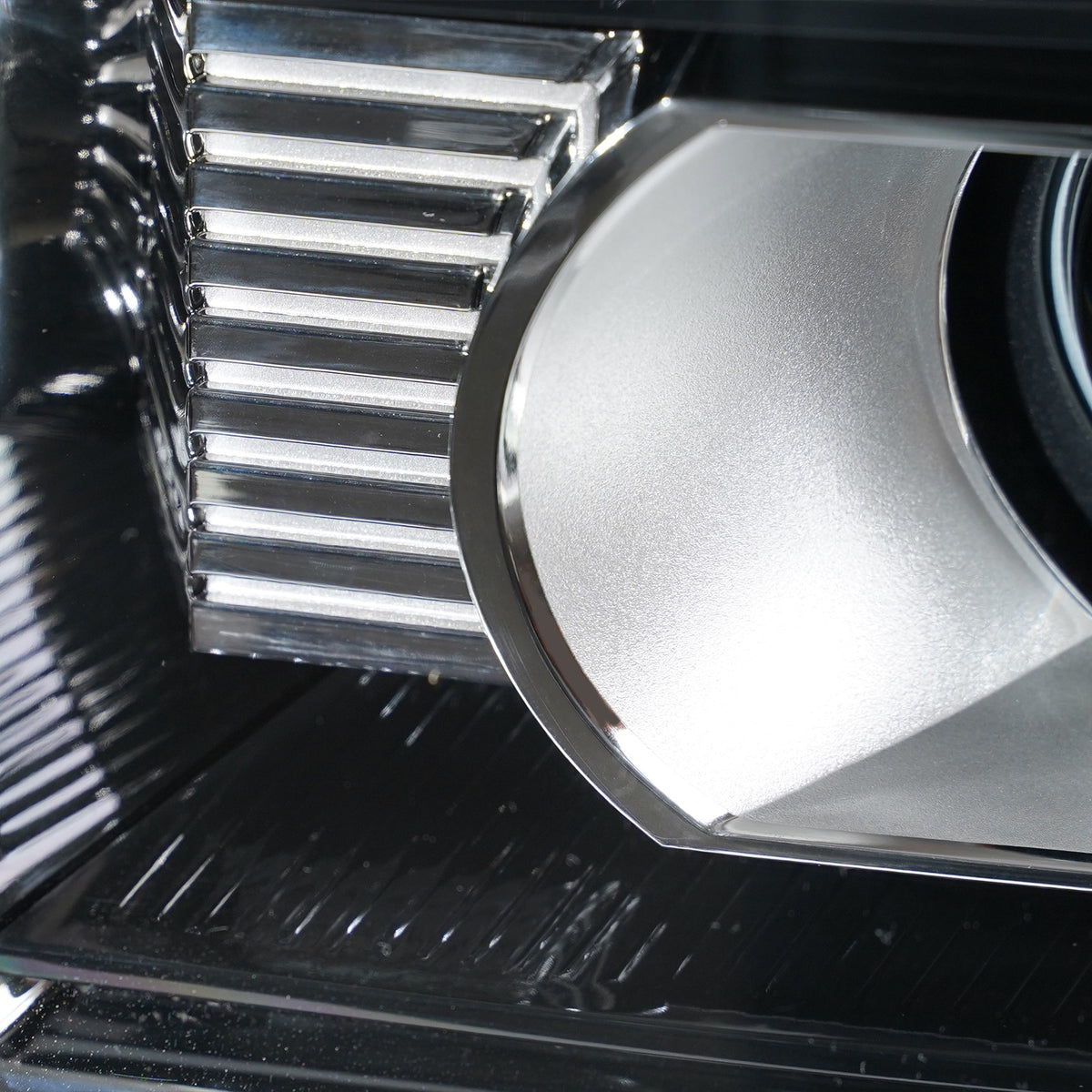 Left halogen projector headlight lens close-up for 2015-2019 GMC Sierra HD