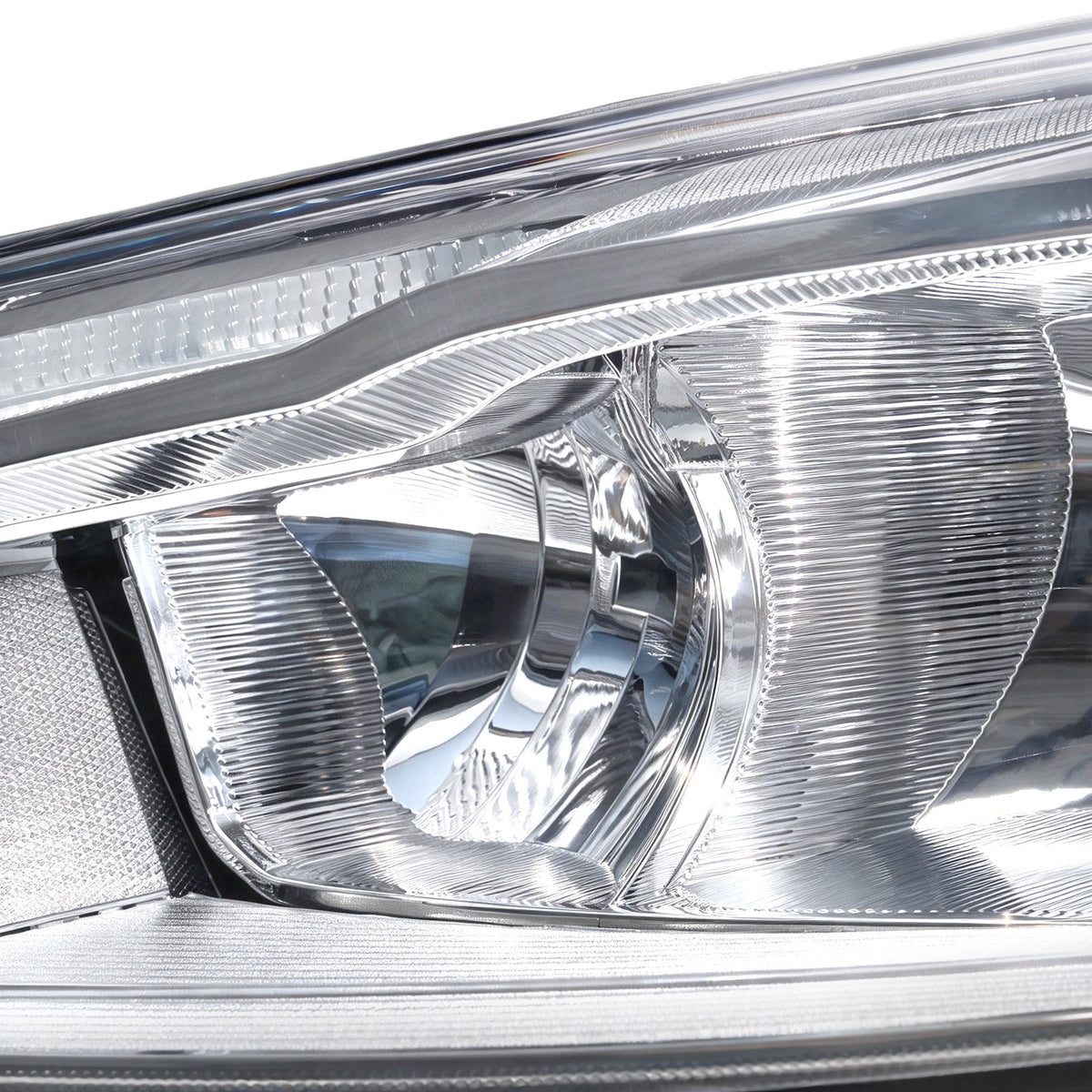 Left halogen headlight lens close-up for 2015-2018 Ford Focus