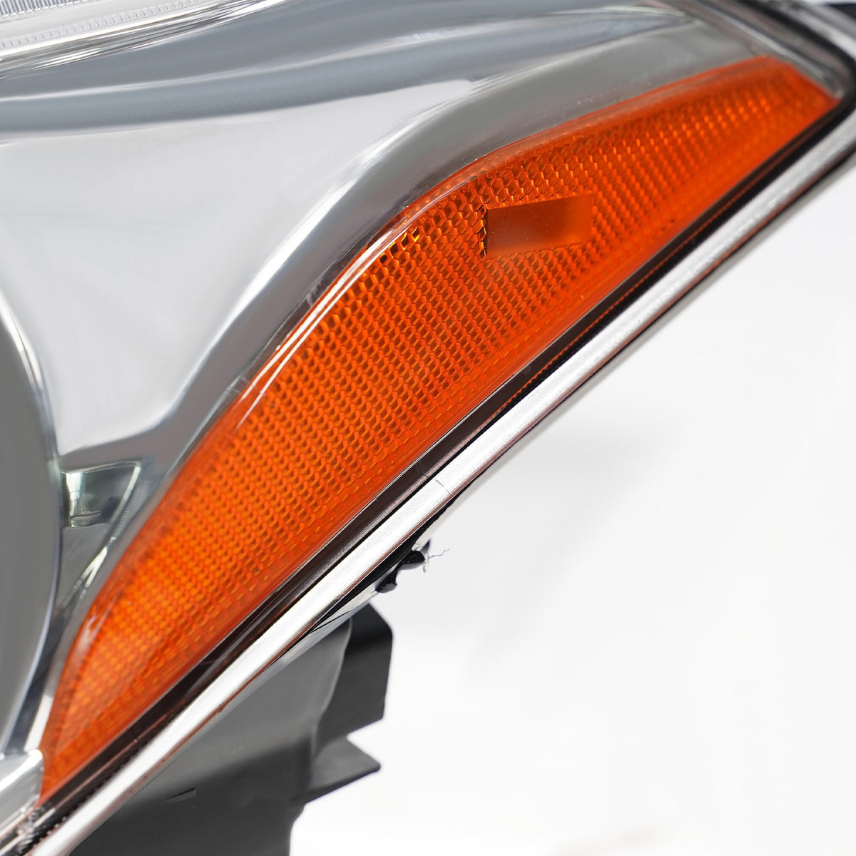 Right HID headlight lens close-up for 2011-2014 Infiniti M37/M56/Q70