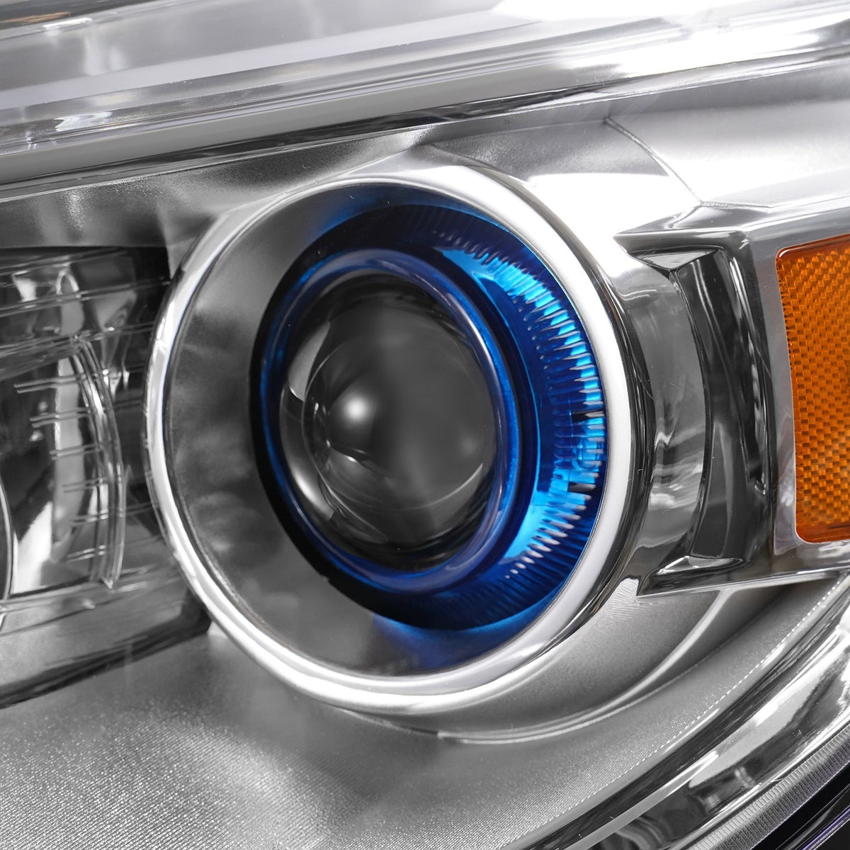 Left HID headlight lens close-up for 2013-2017 Buick Enclave