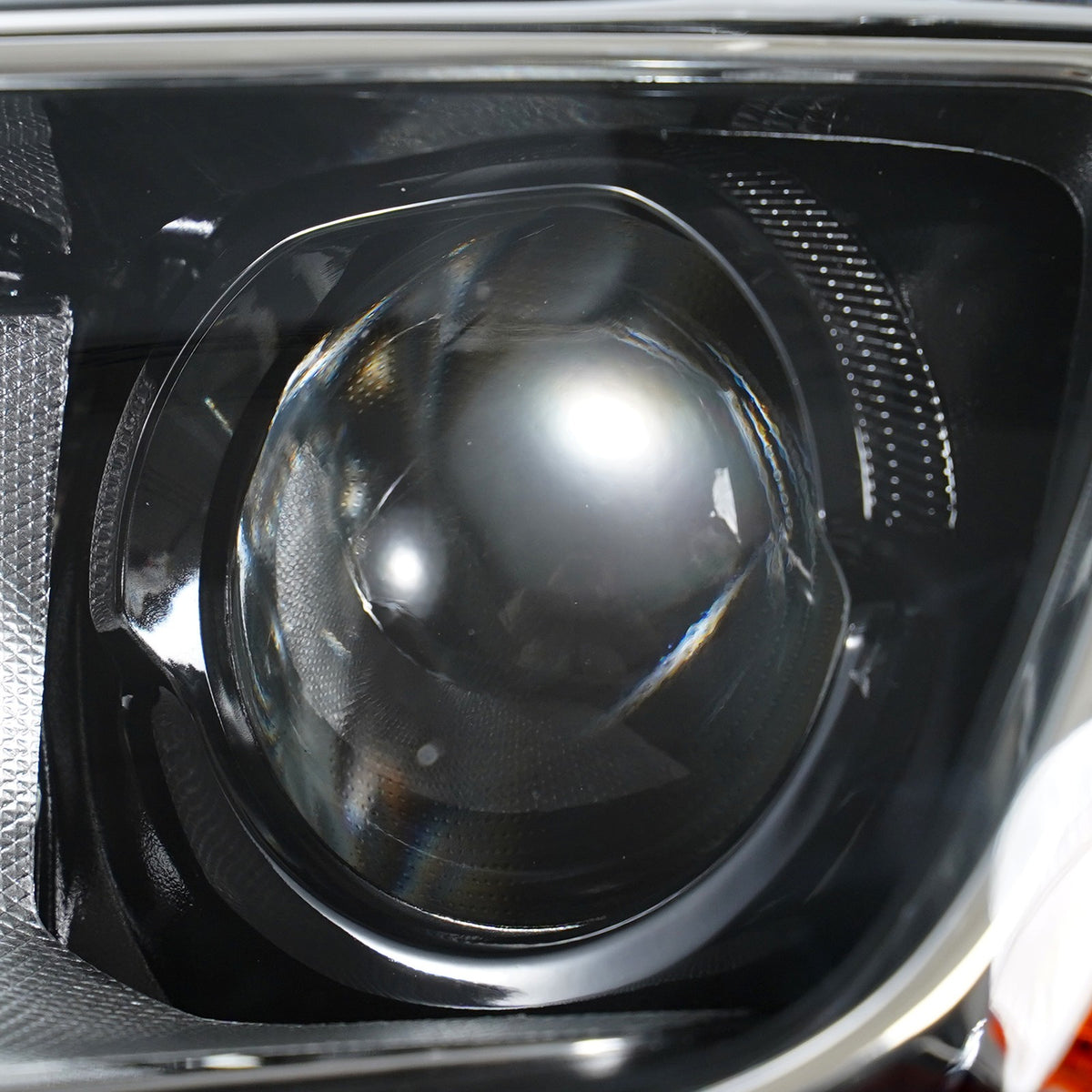 Halogen projector headlight adjuster close-up for 2017-2022 Jeep Grand Cherokee