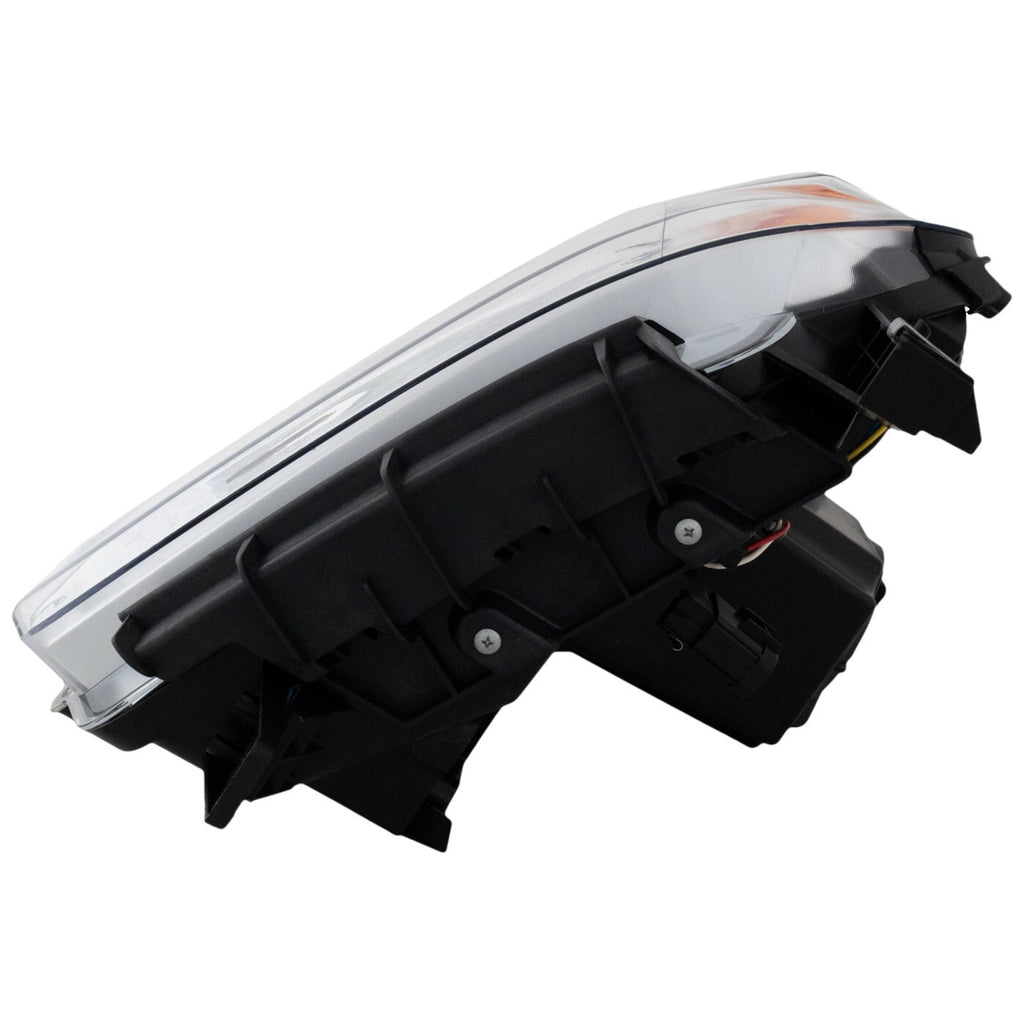 Left halogen projector headlight lens close-up for 2014-2015 GMC Sierra 1500