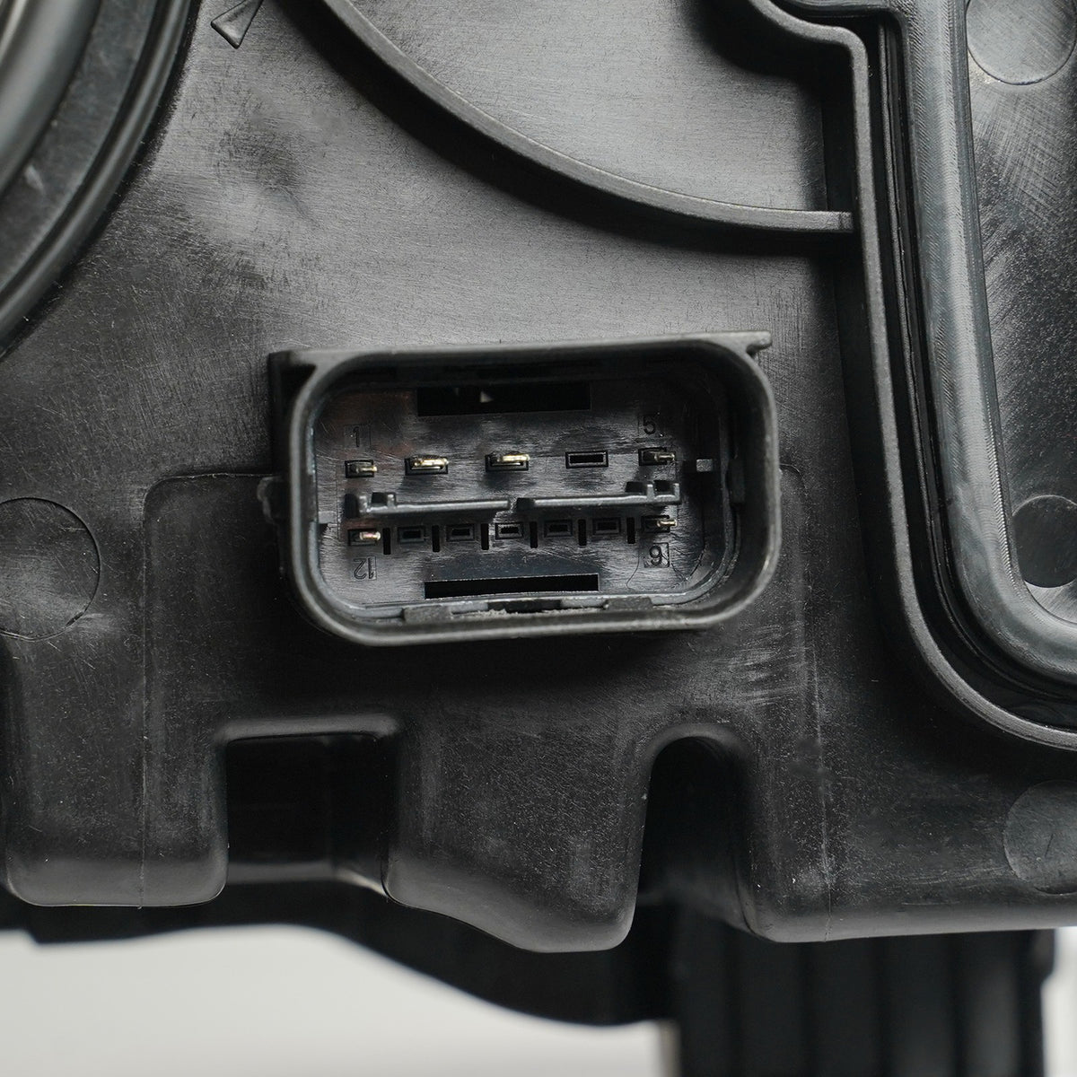 Halogen projector headlight adjuster close-up for 2015-2018 BMW X3