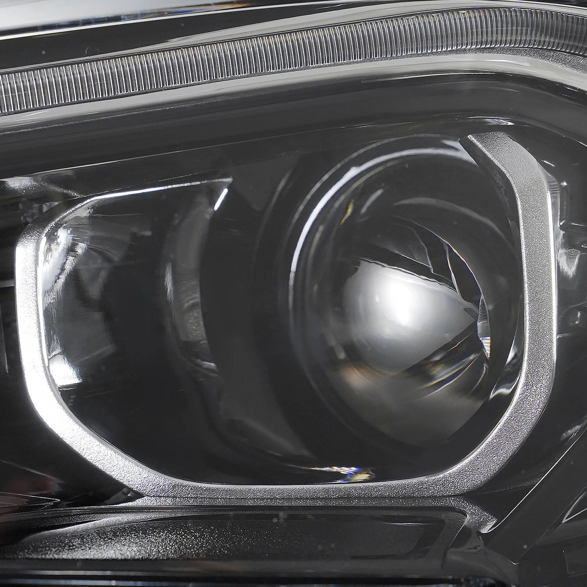 Left HID headlight lens close-up for 2018-2021 GMC Terrain