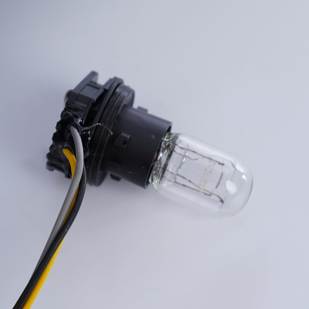 Halogen projector headlight connector close-up for 2015-2022 GMC Canyon
