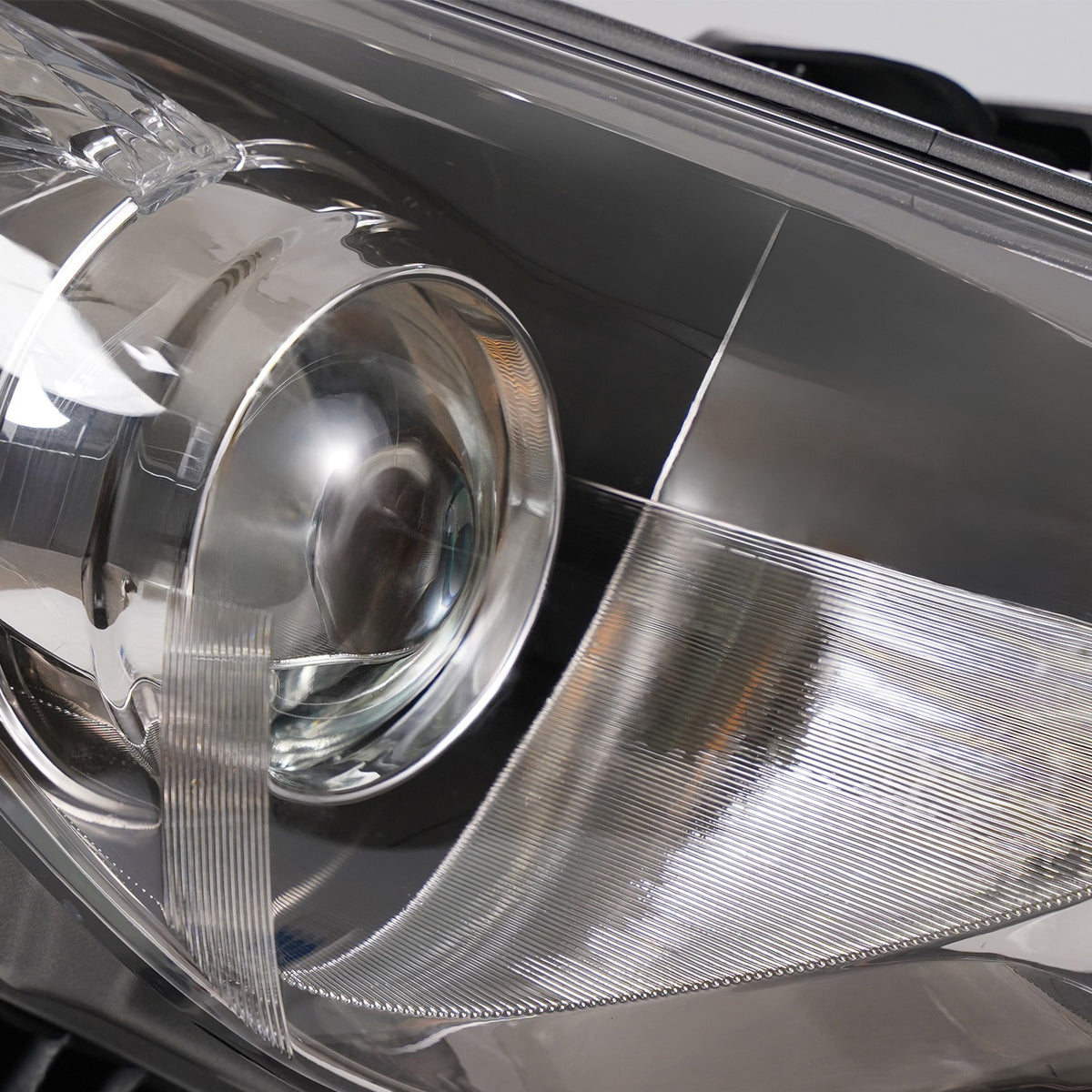 Left HID headlight lens close-up for 2009-2017 Infiniti FX / QX70
