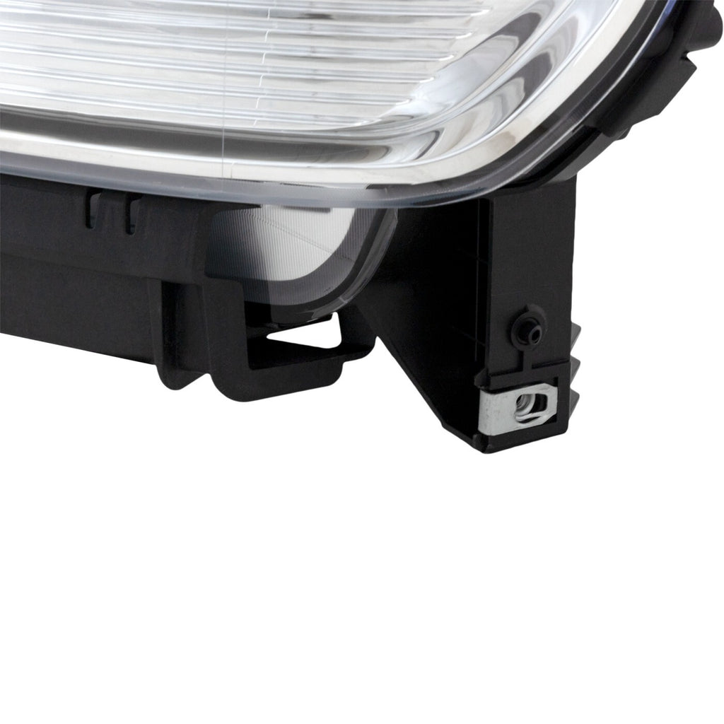 Right halogen projector headlight lens close-up for 2014-2015 GMC Sierra 1500