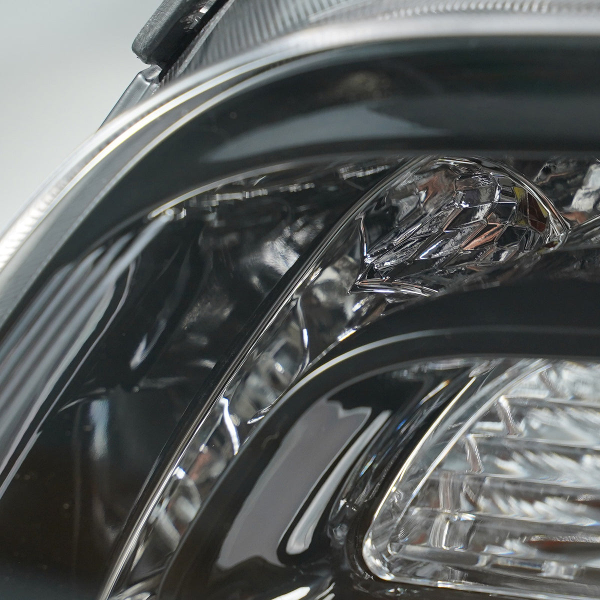 Halogen projector headlight adjuster close-up for 2015-2023 Chrysler 300