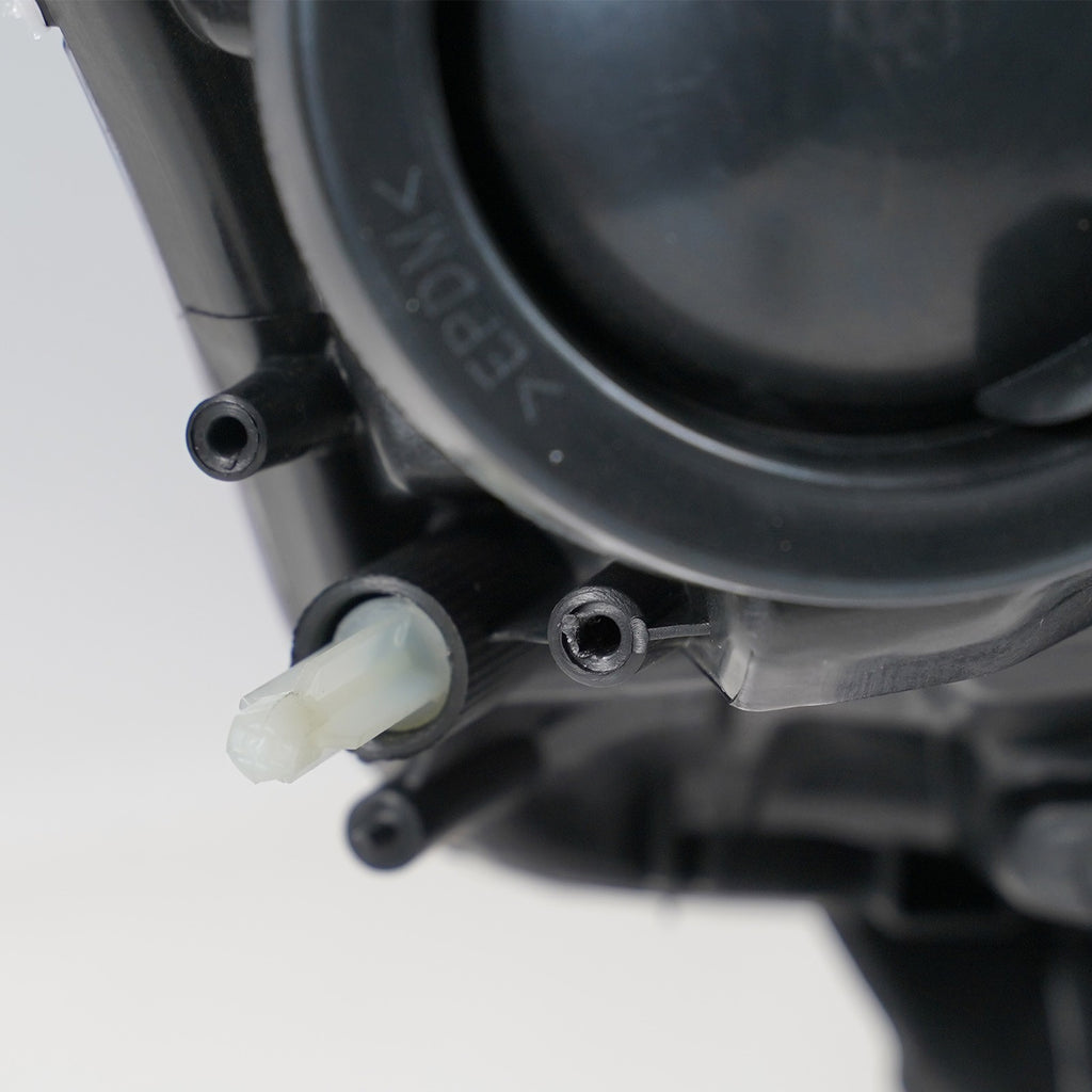 Halogen headlight turn signal close-up for 2014-2018 Ford Transit Connect