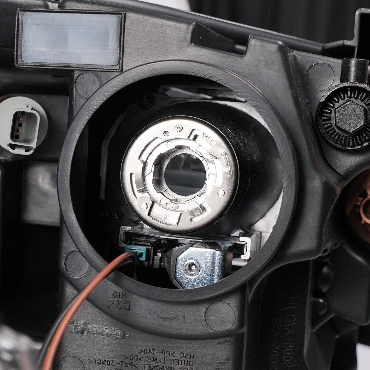 Halogen projector headlight inner detail close-up for 2013-2014 Ford Taurus