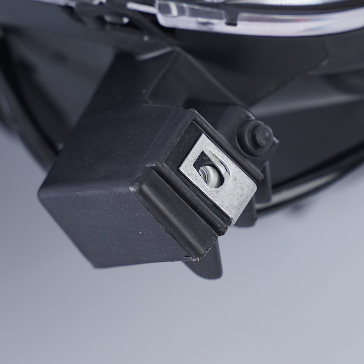 Halogen projector headlight bezel close-up for 2015-2022 GMC Canyon