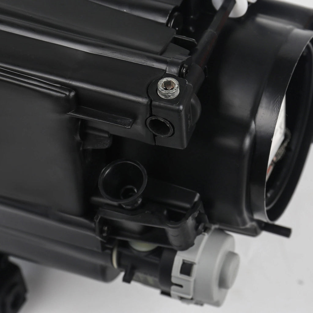 Hid headlight bezel close-up for 2014-2018 Jeep Cherokee