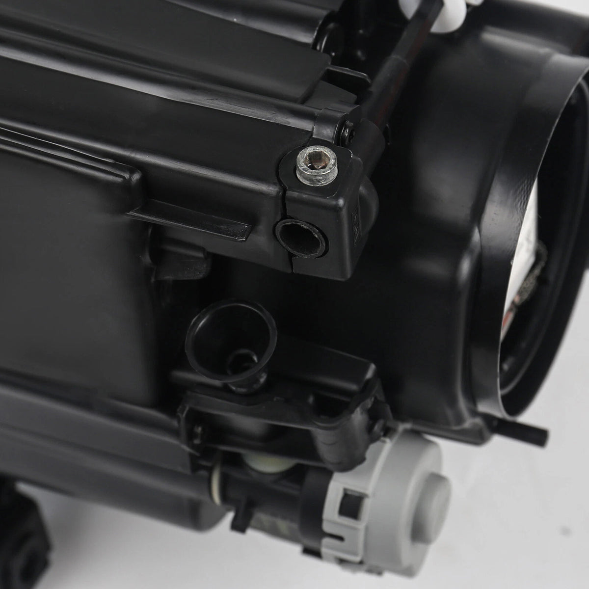 Hid headlight bezel close-up for 2014-2018 Jeep Cherokee